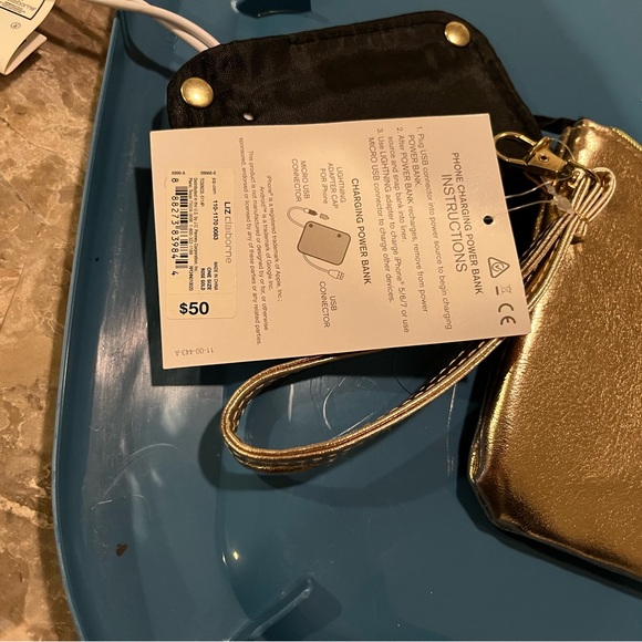 Gold clutch with charging system - Picture 5 of 9
